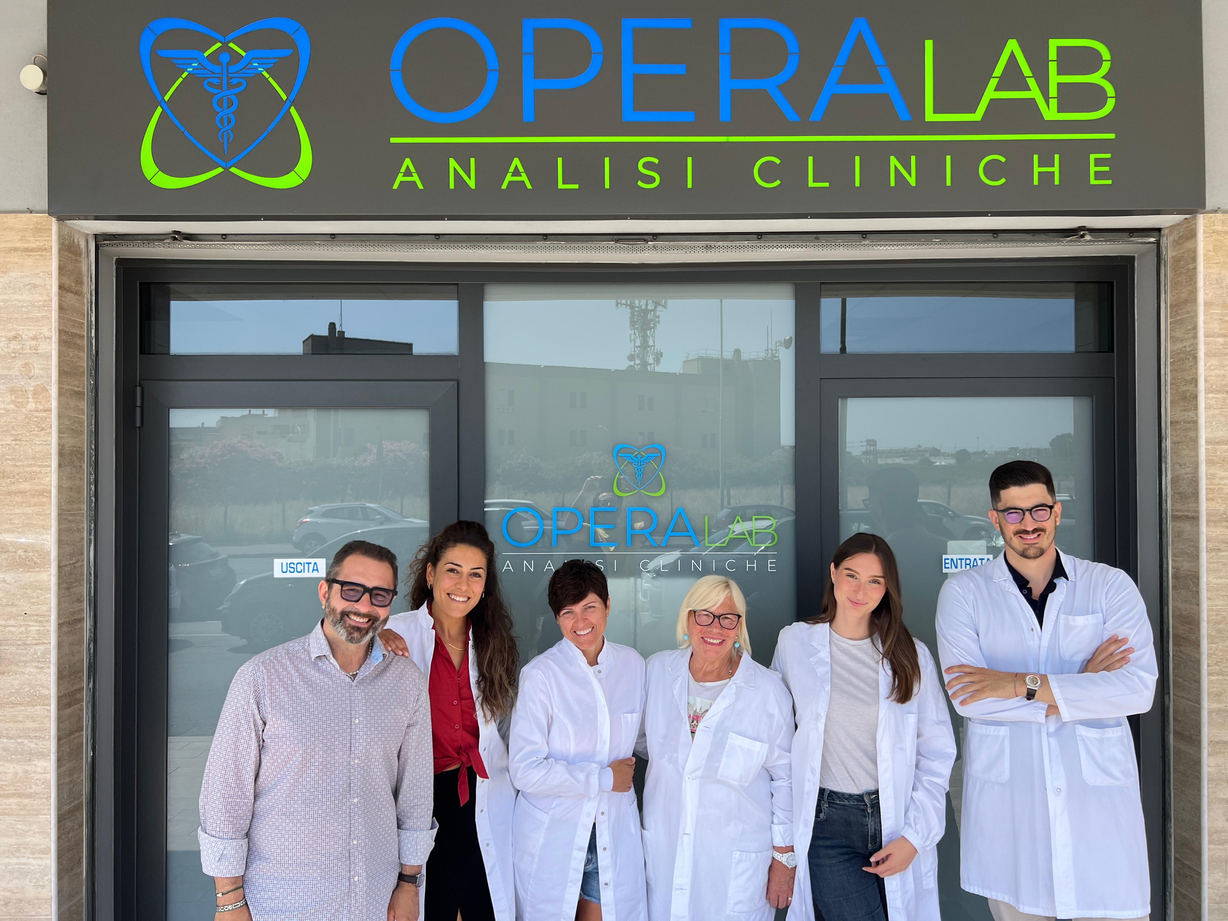 L’équipe OperaLab davanti all’ingresso del Centro