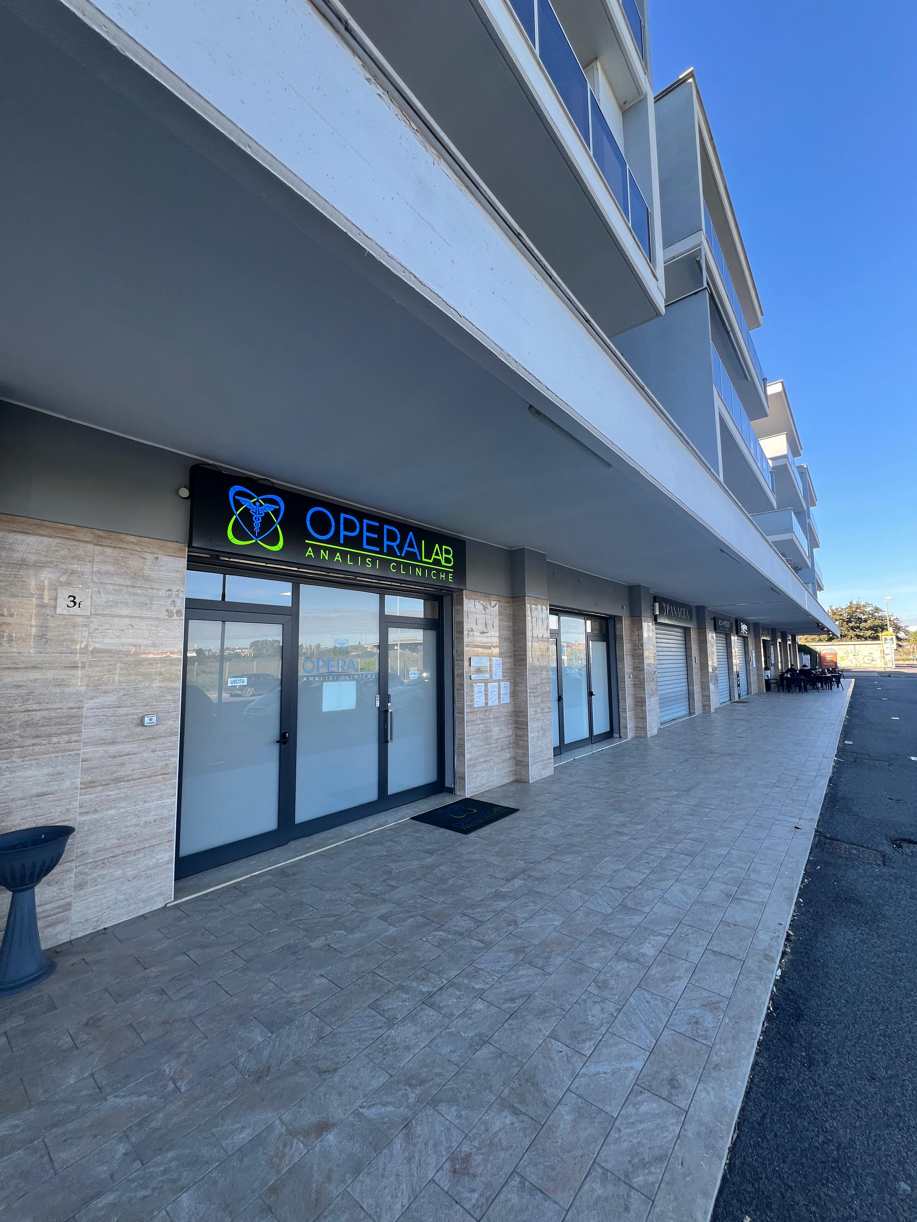 L’ingresso di OperaLab in via Mario Sironi a Ladispoli
